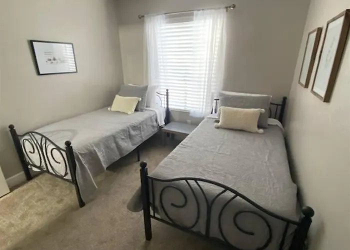 Cozy Spacious House, Pool Heater, Spa, Firepit Peoria