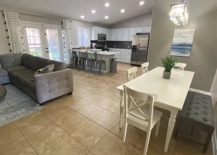 Ferienhaus Cozy Spacious House, Pool Heater, Spa, Firepit
