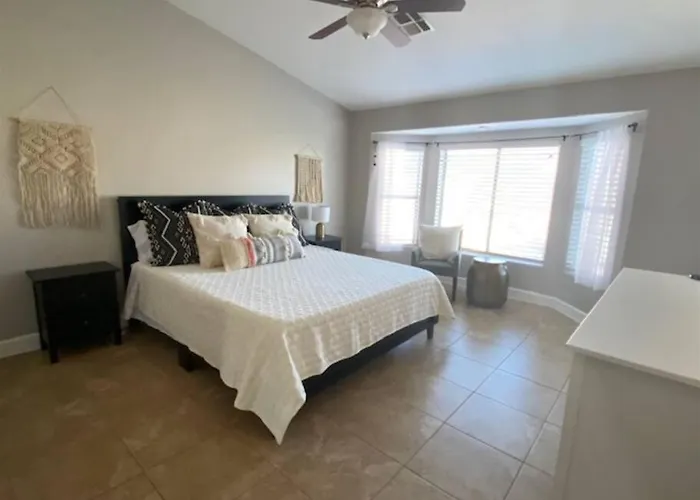 Cozy Spacious House, Pool Heater, Spa, Firepit * Peoria