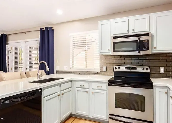 Cozy Spacious House, Pool Heater, Spa, Firepit