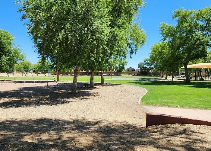 Cozy Spacious House, Pool Heater, Spa, Firepit Peoria