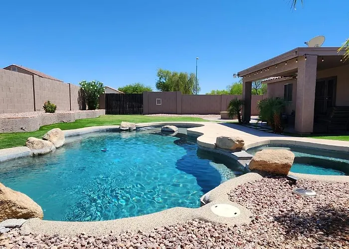 Cozy Spacious House, Pool Heater, Spa, Firepit * Peoria
